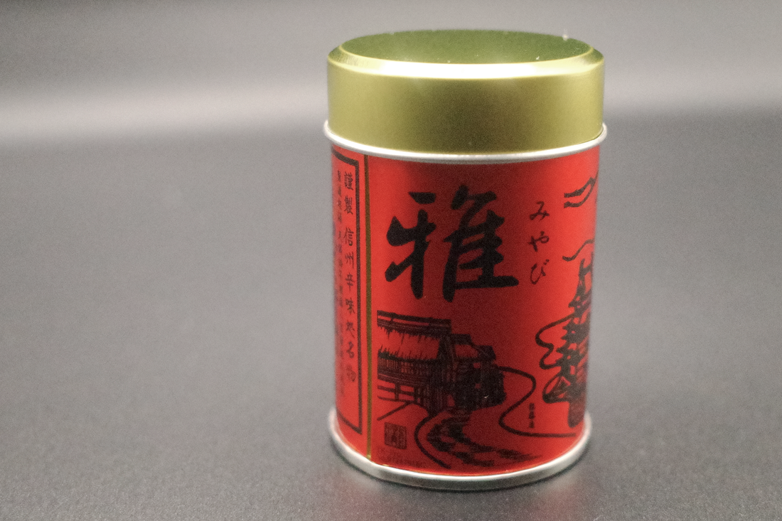 庄屋忠左衛門本舗の「雅 香り七味」。赤い缶と金色のふた。