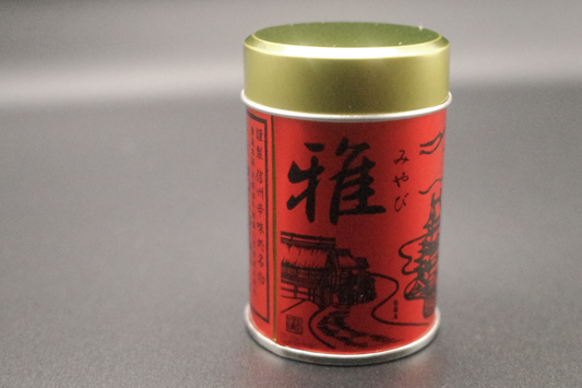 庄屋忠左衛門本舗の「雅 香り七味」。赤い缶と金色のふた。