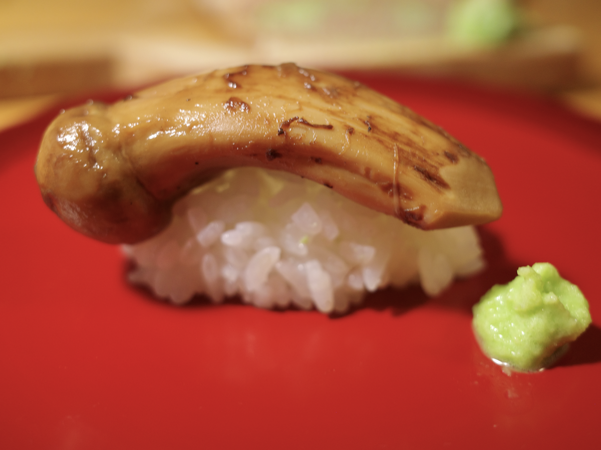 丸ごと松茸の佃煮をご飯に添えた盛り付け例