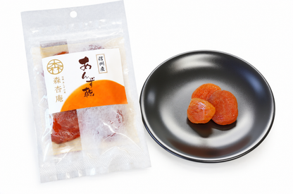 信州産あんず乾の商品袋と黒いお皿のあんず